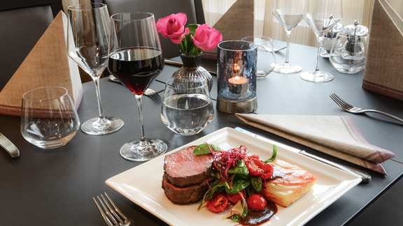 klassmat och dryck serveras på kombinerad bar, restaurang i Park Airport Hotell Arlanda